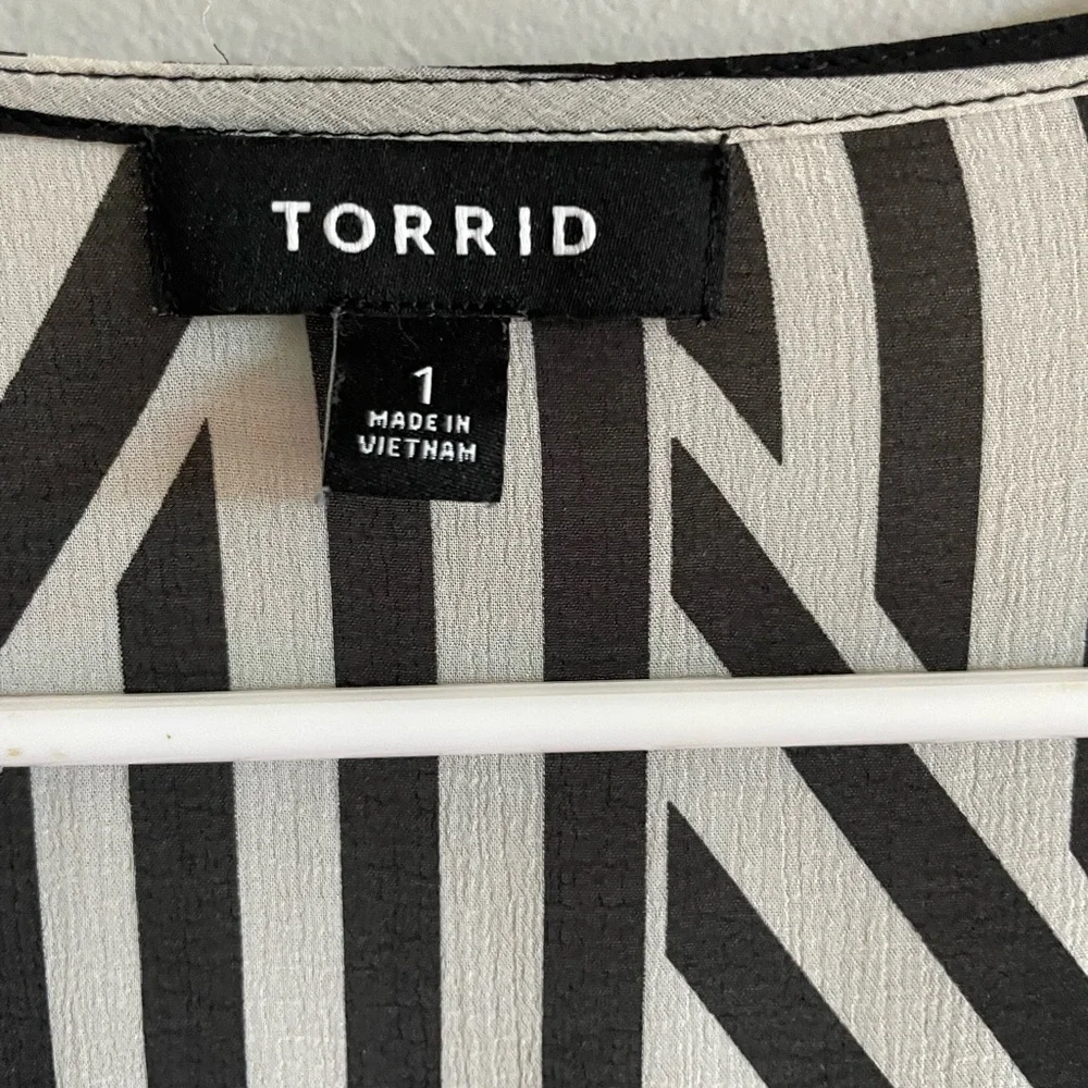 Torrid Monochrome Vertical Stripe Kimono - Picture 3 of 4